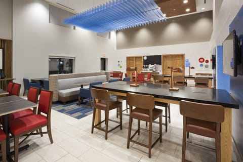 Holiday Inn Express & Suites Minneapolis – West End by IHG Hotel in Golden Valley