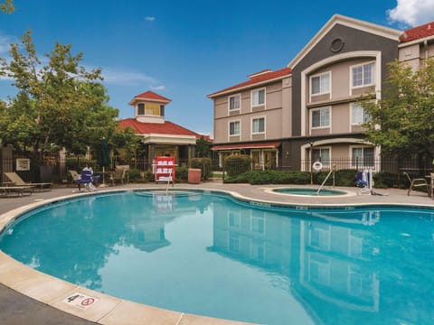 Swimming pool [outdoor]