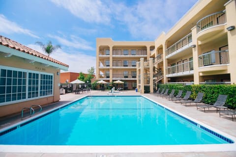 Swimming pool [outdoor]
