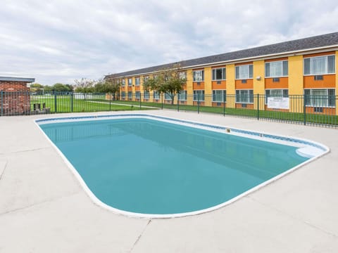 Swimming pool [outdoor]