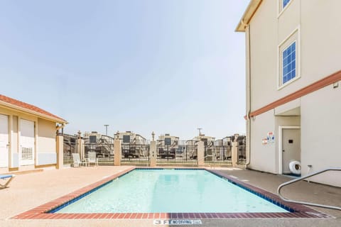 Swimming pool [outdoor]