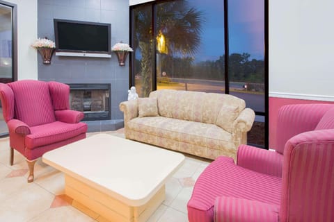 Howard Johnson by Wyndham Dothan Hotel in Dothan