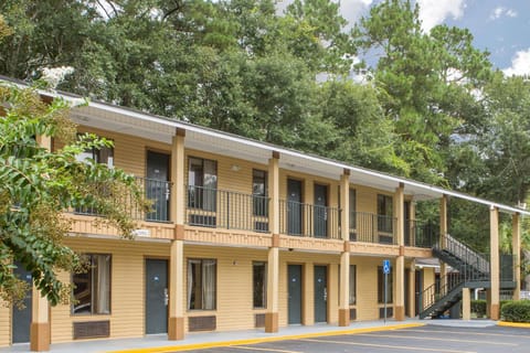 Howard Johnson by Wyndham Dothan Hotel in Dothan