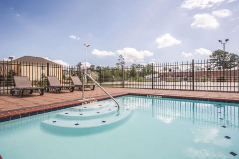 Swimming pool [outdoor]