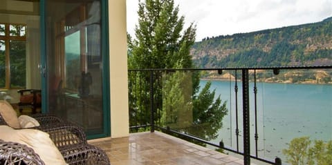 Columbia Cliff Villas Hotel in Hood River