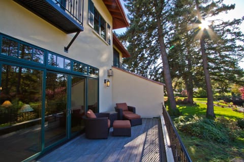 Columbia Cliff Villas Hotel in Hood River