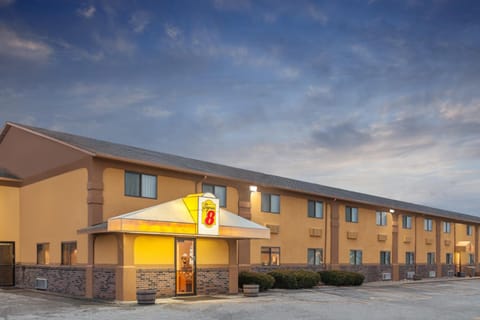 Super 8 By Wyndham Muscatine Hotel in Muscatine