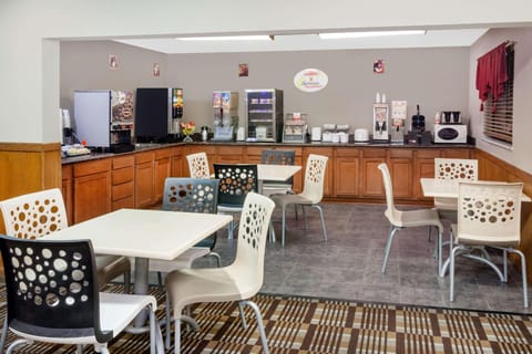 Super 8 By Wyndham Muscatine Hotel in Muscatine