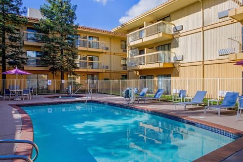 La Quinta Inn & Suites by Wyndham Oakland - Hayward Hotel in San Lorenzo