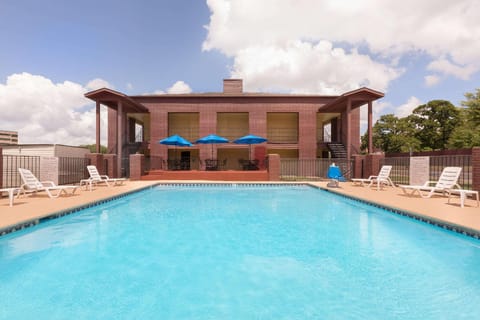 Days Inn by Wyndham College Station University Drive Hotel in College Station