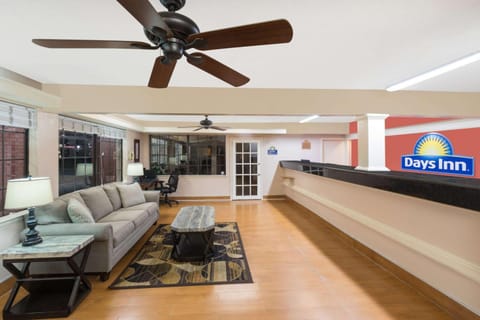 Days Inn by Wyndham College Station University Drive Hotel in College Station