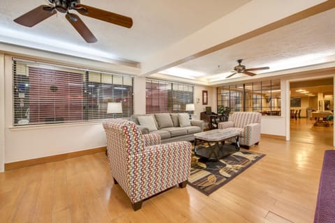 Days Inn by Wyndham College Station University Drive Hotel in College Station