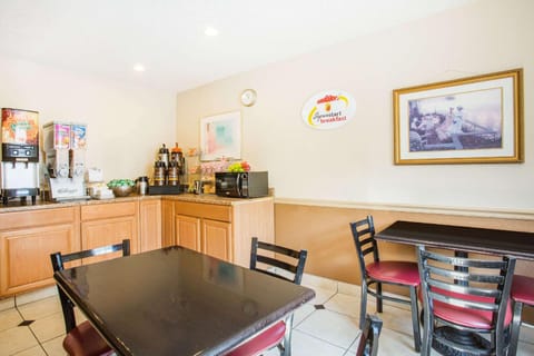 Super 8 By Wyndham Harrisonburg Hotel in Harrisonburg