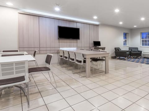 Microtel Inn & Suites by Wyndham Modesto Ceres Hotel in Modesto