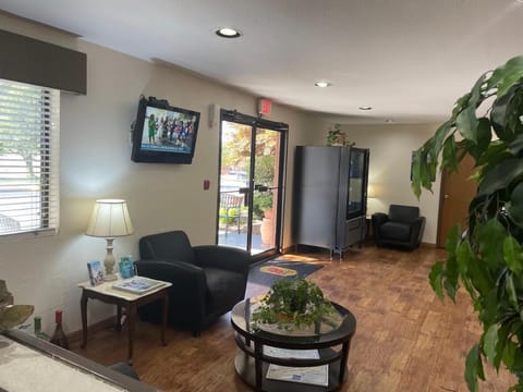 Super 8 By Wyndham Lebanon Hotel in Ozark Mountains