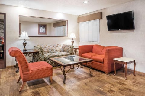 Super 8 By Wyndham Lebanon Hotel in Ozark Mountains