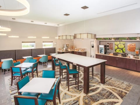 La Quinta Inn & Suites by Wyndham Rockford Hotel in Cherry Valley