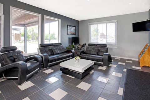 Howard Johnson by Wyndham Gananoque Hotel in Gananoque