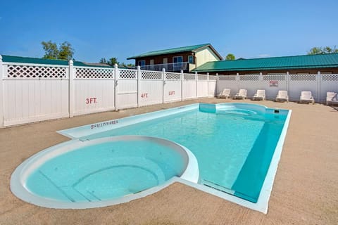 Howard Johnson by Wyndham Gananoque Hotel in Gananoque