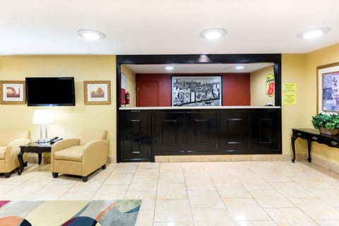 Super 8 By Wyndham Richmond Hotel in Richmond