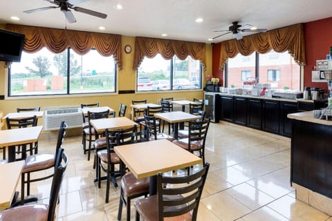 Super 8 By Wyndham Richmond Hotel in Richmond