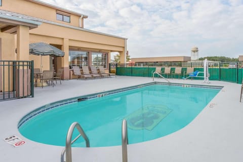 Super 8 By Wyndham Santee Hotel in Santee