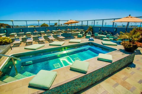 Swimming pool [outdoor]