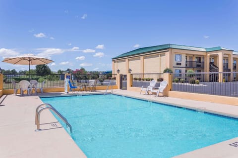 Swimming pool [outdoor]