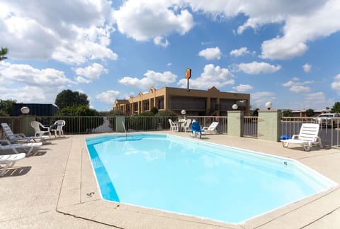 Swimming pool [outdoor]