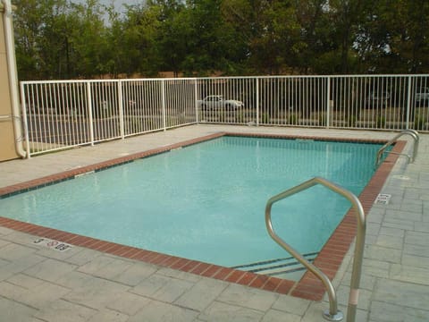 Swimming pool [outdoor]