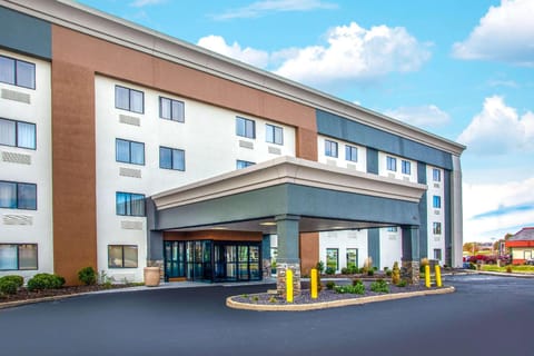 La Quinta Inn by Wyndham St. Louis Hazelwood - Airport North Hotel in Florissant