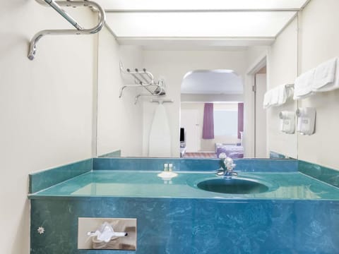 Days Inn by Wyndham Clinton Hotel in Mississippi