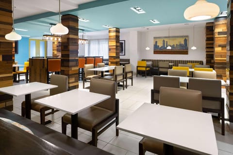 La Quinta Inn & Suites by Wyndham Atlanta Airport North Hotel in Hapeville