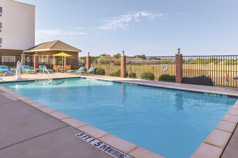 Swimming pool [outdoor]