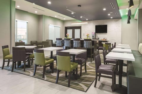 La Quinta Inn & Suites by Wyndham Fort Worth West - I-30 Hotel in Fort Worth
