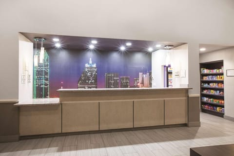 La Quinta Inn & Suites by Wyndham Mansfield TX Hotel in Mansfield