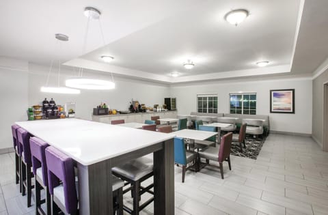 La Quinta Inn & Suites by Wyndham Mansfield TX Hotel in Mansfield