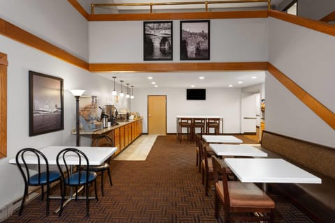 Super 8 By Wyndham Green Bay Near Stadium Hotel in Ashwaubenon