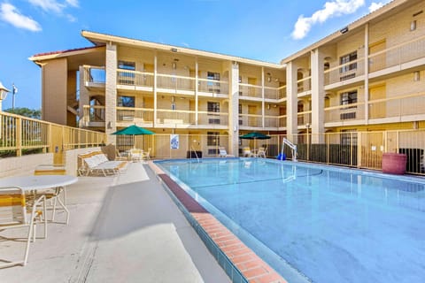 La Quinta by Wyndham St Petersburg-Clearwater Hotel in Pinellas Park