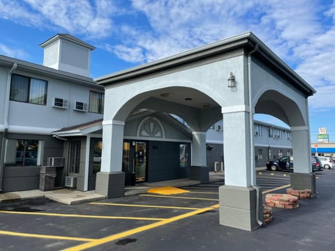 Super 8 By Wyndham Muncie/Ball St. College Area Hotel in Muncie