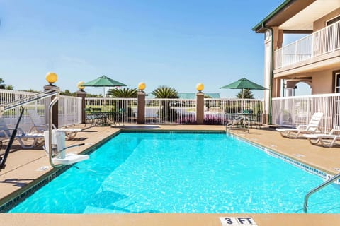 Super 8 by Wyndham Marianna I-10 Hotel in Alabama