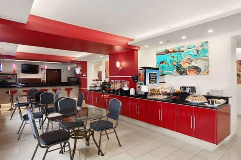 Days Inn & Suites by Wyndham Milwaukee Hotel in Milwaukee