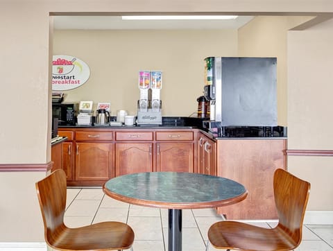 Super 8 By Wyndham West Memphis Hotel in Marion