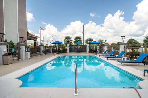 La Quinta Inn & Suites by Wyndham Prattville Hotel in Millbrook