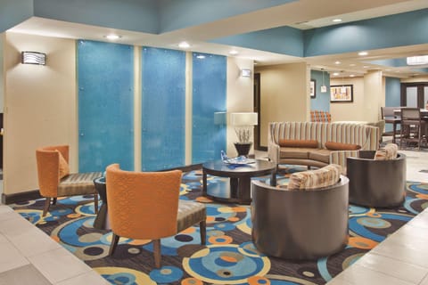 La Quinta Inn & Suites by Wyndham Oxford - Anniston Hotel in Anniston