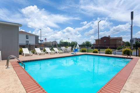 La Quinta Inn & Suites by Wyndham Oxford - Anniston Hotel in Anniston