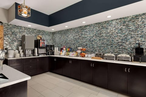 La Quinta Inn & Suites by Wyndham Oxford - Anniston Hotel in Anniston