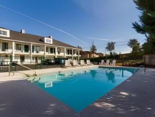 Howard Johnson by Wyndham Dalton Hotel in Dalton