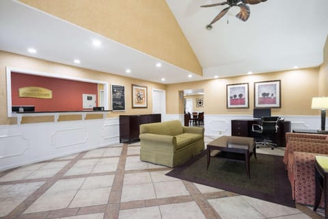 Howard Johnson by Wyndham Dalton Hotel in Dalton