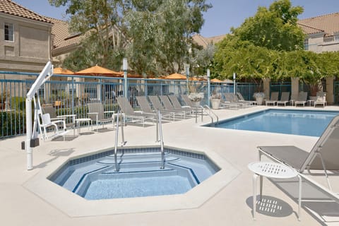 Swimming pool [outdoor]